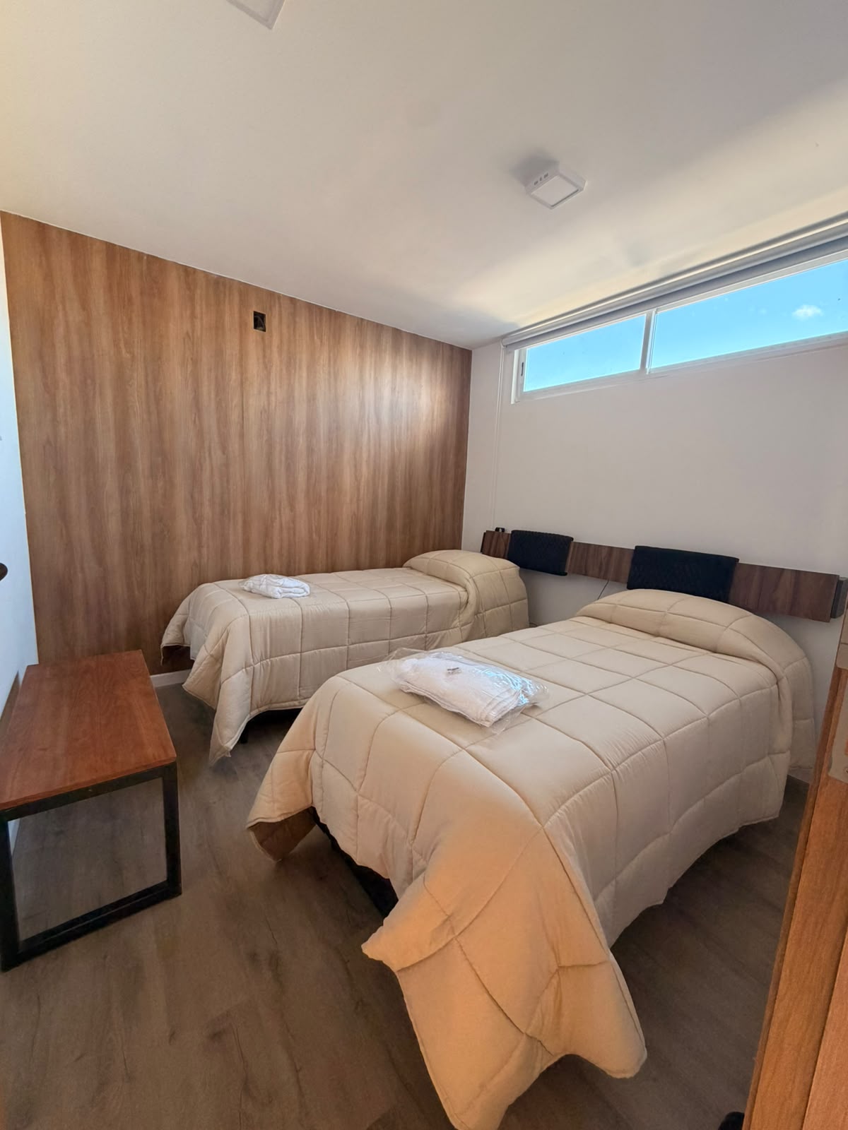 Dormitorio preparado con dos camas individuales